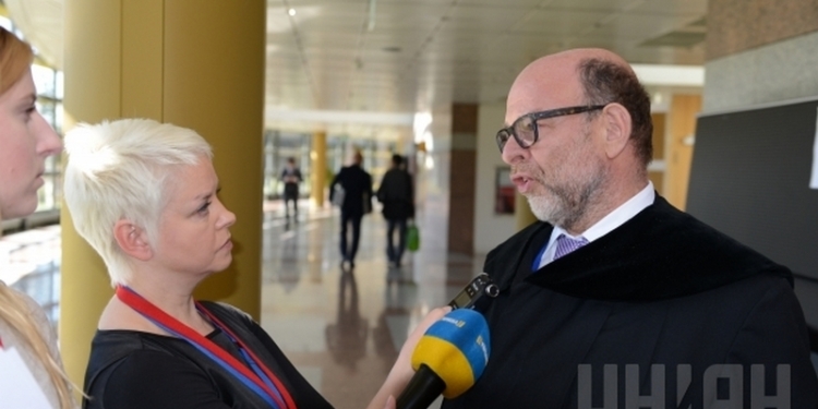 Европейский суд начал рассмотрение жалоб Азаровых на ЕС за примененные санкции