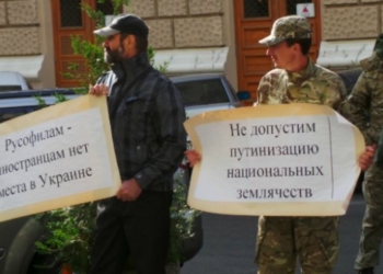 В Одессе местный “Правый сектор” заблокировал отель с иностранцами