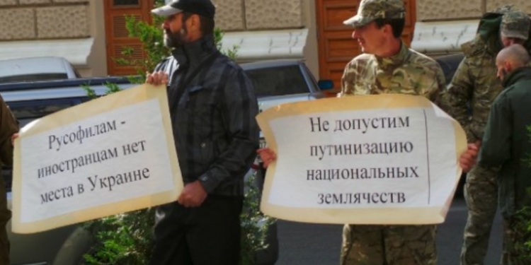 В Одессе местный “Правый сектор” заблокировал отель с иностранцами