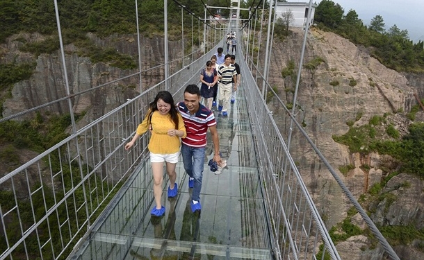 Страшно и интересно. В Китае построили прозрачный мост через ущелье