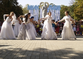 30 потенциальных невест в День города пройдут по Николаеву парадом