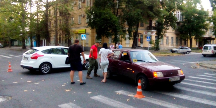ДТП в центре Николаева: “Форд” “поцеловал” “Славуту”