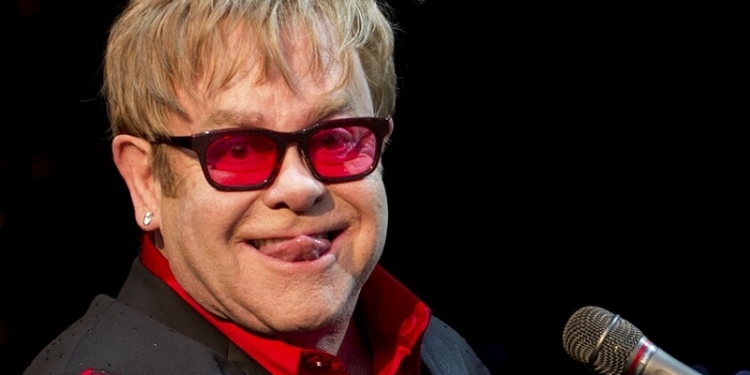 Телефонные хулиганы разыграли Элтона Джона – выдали себя за Путина. Певец поверил и был счастлив