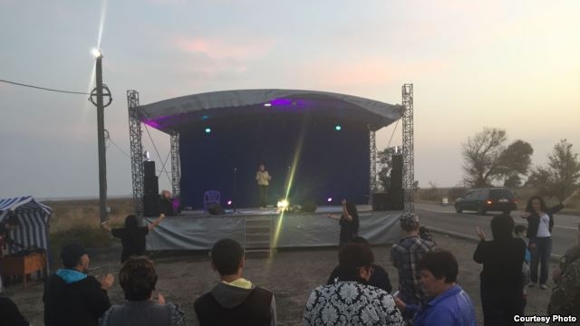 На Чонгаре проходит концерт в поддержку «блокады» Крыма