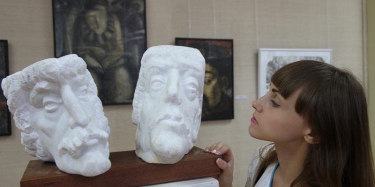 Мир Ивана Булавицкого: в Николаеве открылась выставка, посвященная 70-летию художника