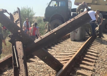 Активисты заблокировали железную дорогу к крымскому заводу Фирташа бетонными блоками и противотанковым ежом, – Муждабаев