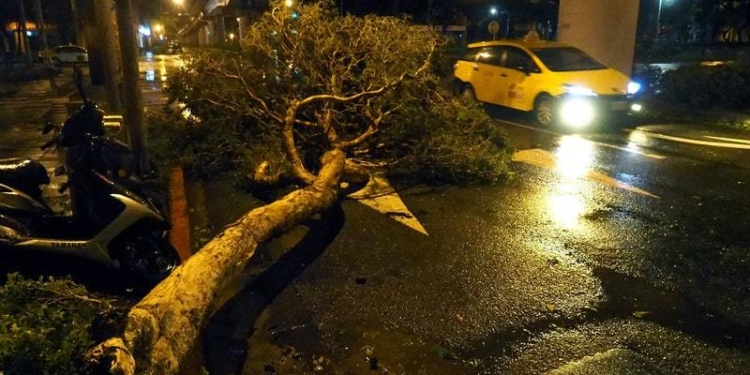 Супертайфун обрушился на Тайвань, есть жертвы