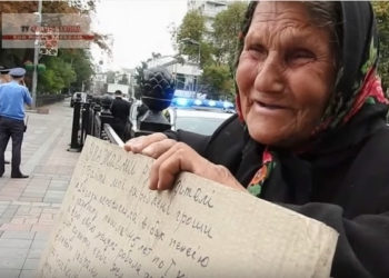 “Бл**ь деревенская”: полковник оскорбил бабушку за протест под Верховной Радой