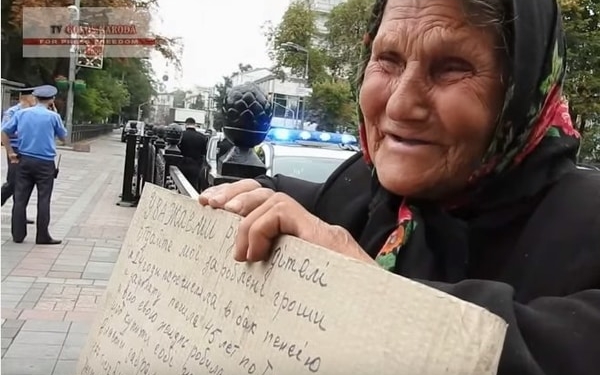 “Бл**ь деревенская”: полковник оскорбил бабушку за протест под Верховной Радой