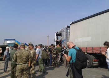 Блокада Крыма: водители грузовиков требуют вернуть им деньги, Семенченко зовет их в армию