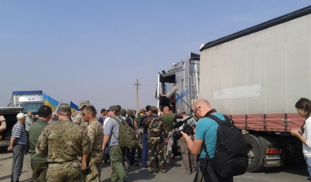 Блокада Крыма: водители грузовиков требуют вернуть им деньги, Семенченко зовет их в армию