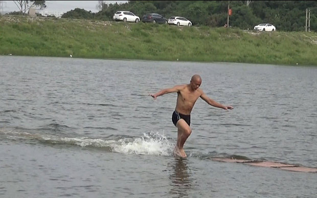 Монах из Шаолиня пробежал 125 метров по воде 2