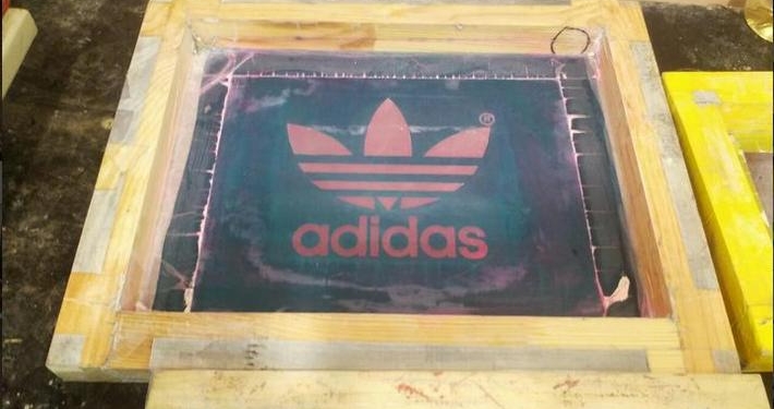 В подвале в самом центре Одессы 50 вьетнамцев шили одежду брендовых марок