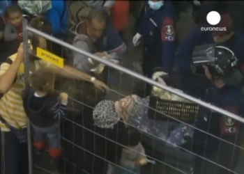 В Венгрии мигрантов кормят, как животных в зоопарке