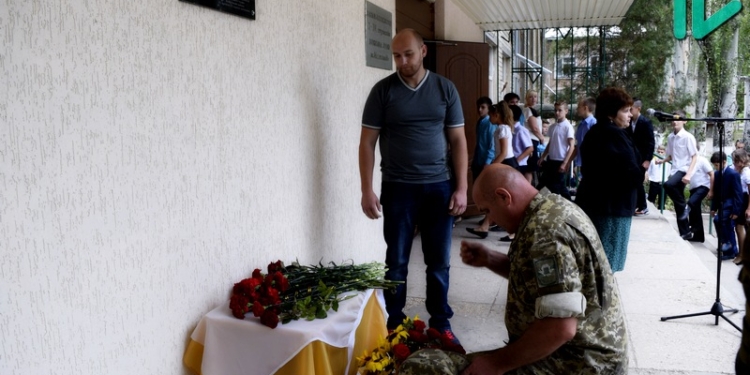 «Герої не вмирають! Бо кулі душу не вбива..»: в Николаевской школе №20 открыли мемориальную доску погибшему в АТО десантнику Эрнесту Хортиву