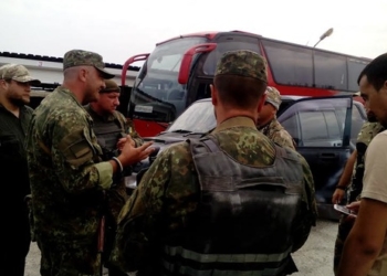 Блокада Крыма: В Чонгаре первый серьезный конфликт – водитель наехал на активиста