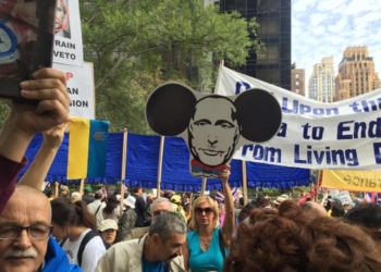 Нью-Йорк встретил Путина украинскими флагами и акциями протеста