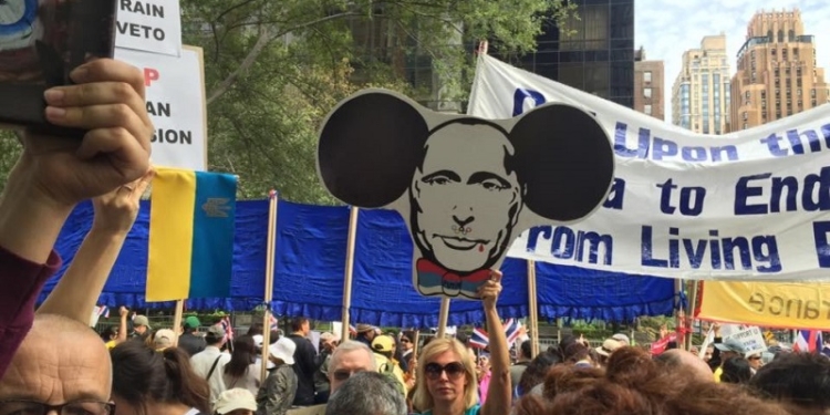 Нью-Йорк встретил Путина украинскими флагами и акциями протеста