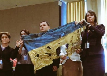 На Генассамблее ООН Путину показали флаг Украины из Иловайска