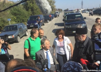 На Чонгаре протестующие перекрыли дорогу. Блокада Крыма началась