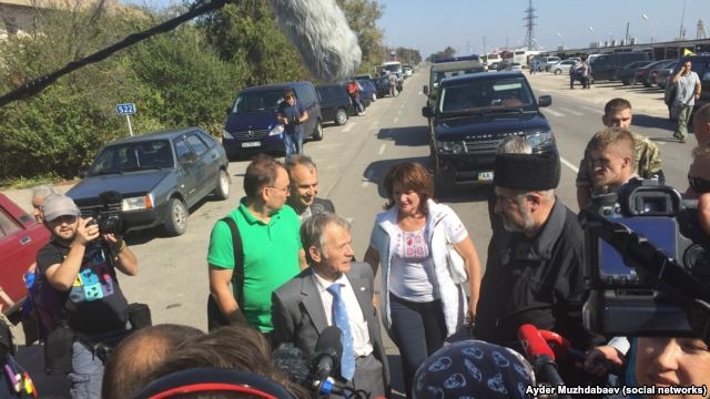 На Чонгаре протестующие перекрыли дорогу. Блокада Крыма началась