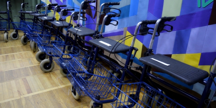 Николаевским пожилым и инвалидам передали ходунки-роллаторы