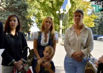 Жители Терновки пришли к мэру Николаева требовать доделать ремонт дороги по ул. Песчаной