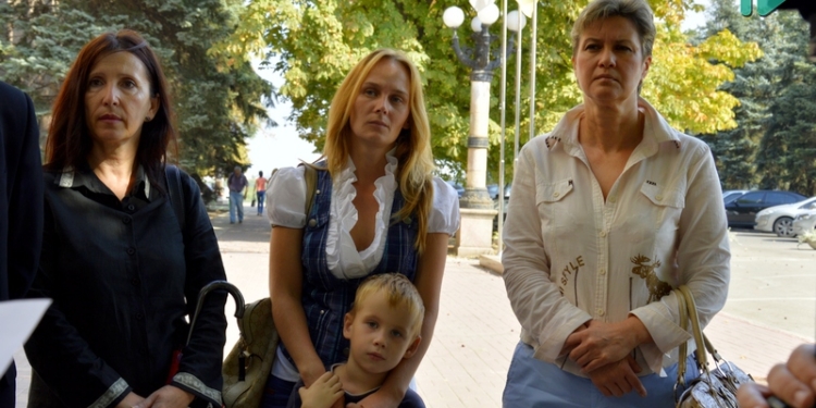 Жители Терновки пришли к мэру Николаева требовать доделать ремонт дороги по ул. Песчаной