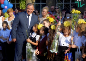 Мэр Николаева поздравил учеников школы №53 с Днем знаний