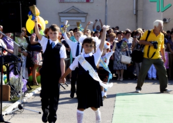 В Николаеве у ДК «Молодежный» первоклашек «Зори – Машпроект» поздравили с праздником Первого звонка