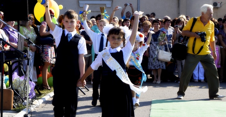 В Николаеве у ДК «Молодежный» первоклашек «Зори – Машпроект» поздравили с праздником Первого звонка