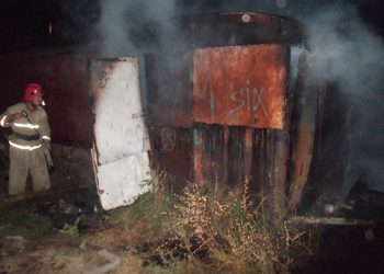 В Очакове сгорел сарай и чуть не сгорела “хата”. Гараж у огня отвоевали