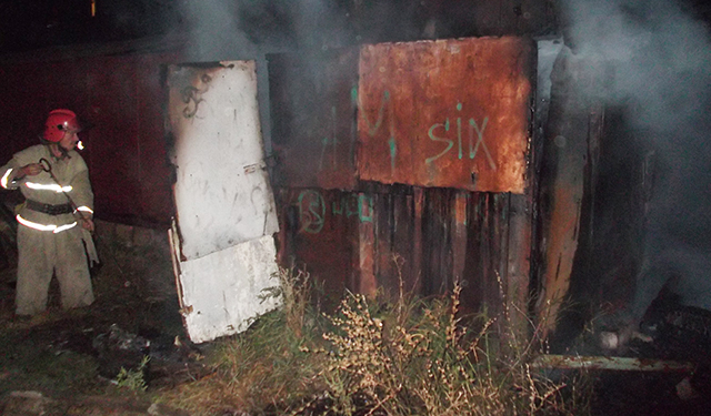 В Очакове сгорел сарай и чуть не сгорела “хата”. Гараж у огня отвоевали