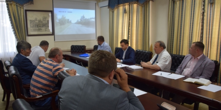 Что делать с “непроездными” дорогами области? Ответ искали нардепы и губернатор