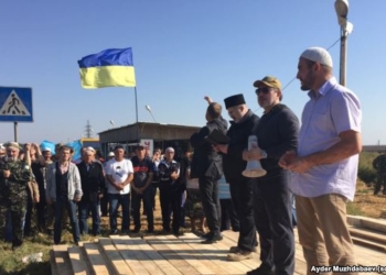 На Чонгаре протестующие перекрыли дорогу. Блокада Крыма началась