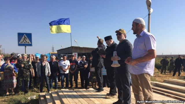 На Чонгаре протестующие перекрыли дорогу. Блокада Крыма началась