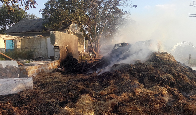На Николаевщине спасатели ликвидировали пожар: сгорело 8,5 т сена и 660 тюков соломы
