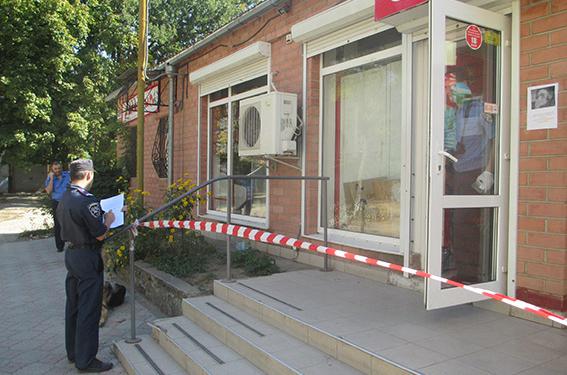 Совершено разбойное нападение на магазин в Ленинском районе