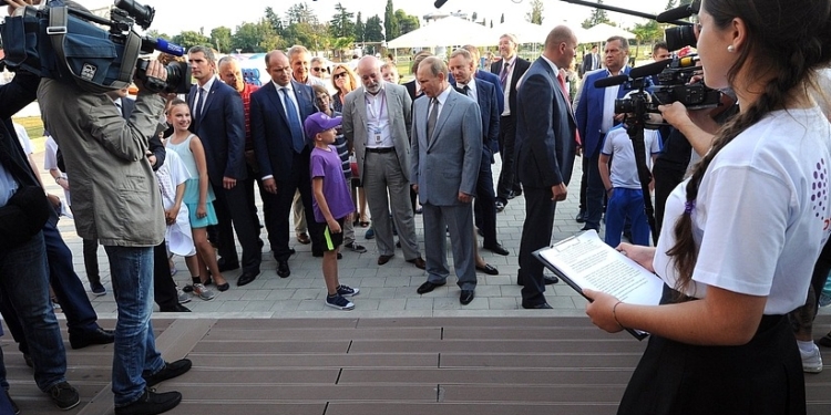 Путин и дети. Роспропаганда тиражирует лекцию о правильно падающем рубле – Путин все объяснил 10-летнему мальчику