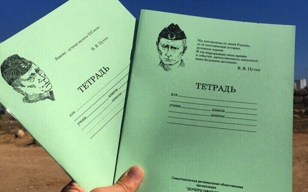 В Крыму школьникам вручили тетради с Путиным в пилотке