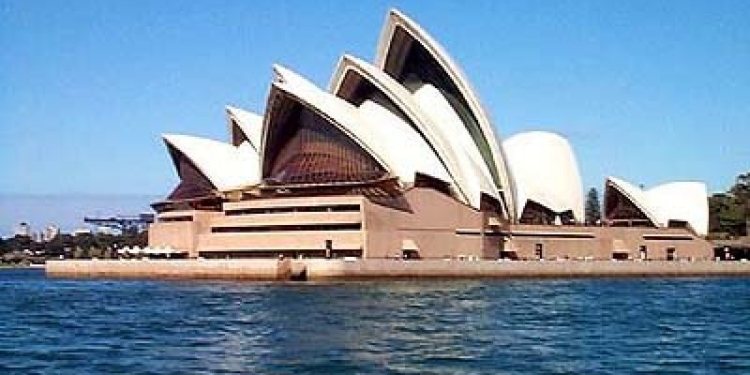 Австралия примет 12 тыс. беженцев и увеличит количество авиаударов по ИГИЛ