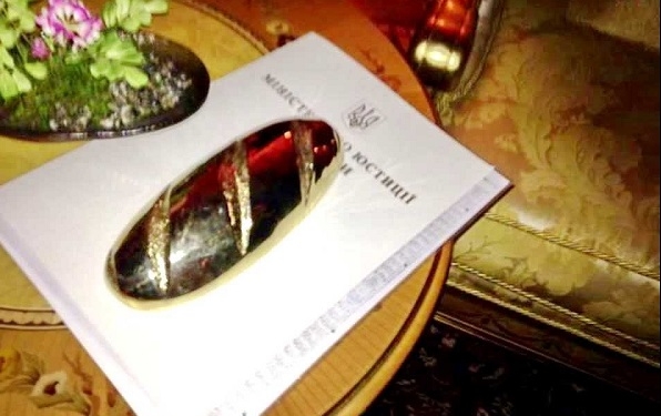 Нашелся “автор” золотого батона для Януковича. И свой “урожай” он собирает до сих пор