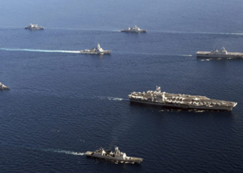 Военные корабли РФ в экономической зоне Литвы приказали изменить курс гражданским судам