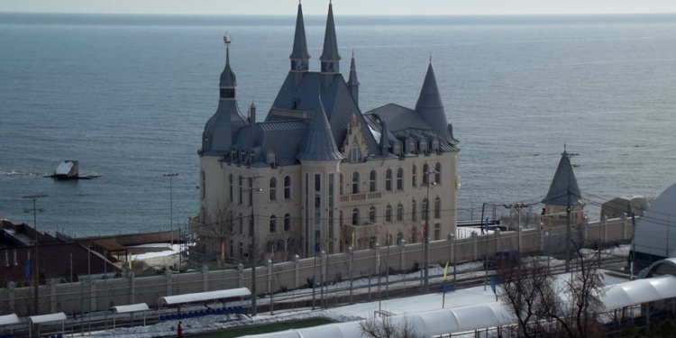 Кивалов пообещал продать “Дом Гарри Поттера” и построить школу