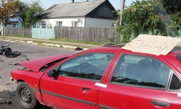 Судья, сбивший 21-летнего мотоциклиста, был пьян. Люди перекрыли трассу – требуют возмездия