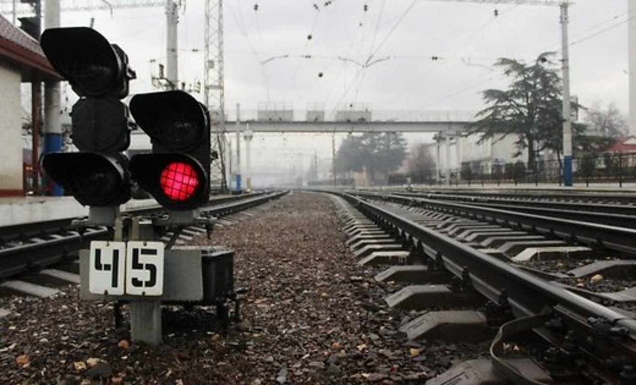 В Грузии столкнулись пассажирский поезд и тепловоз
