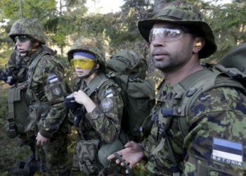 Эстонцы вступают в добровольческие отряды – учатся защищать страну от России