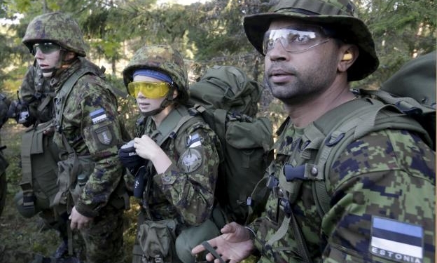 Эстонцы вступают в добровольческие отряды – учатся защищать страну от России