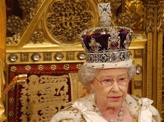 Слугу Елизаветы II будут судить за кражу вещей из дворца и продажу их на eBay 1