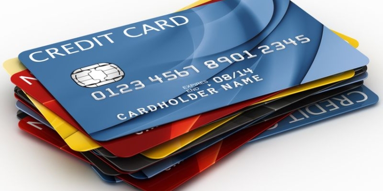 Мутная история: жительница Первомайска «задолжала» банку 5 тыс.грн. по кредитной карте, которую не оформляла и не получала